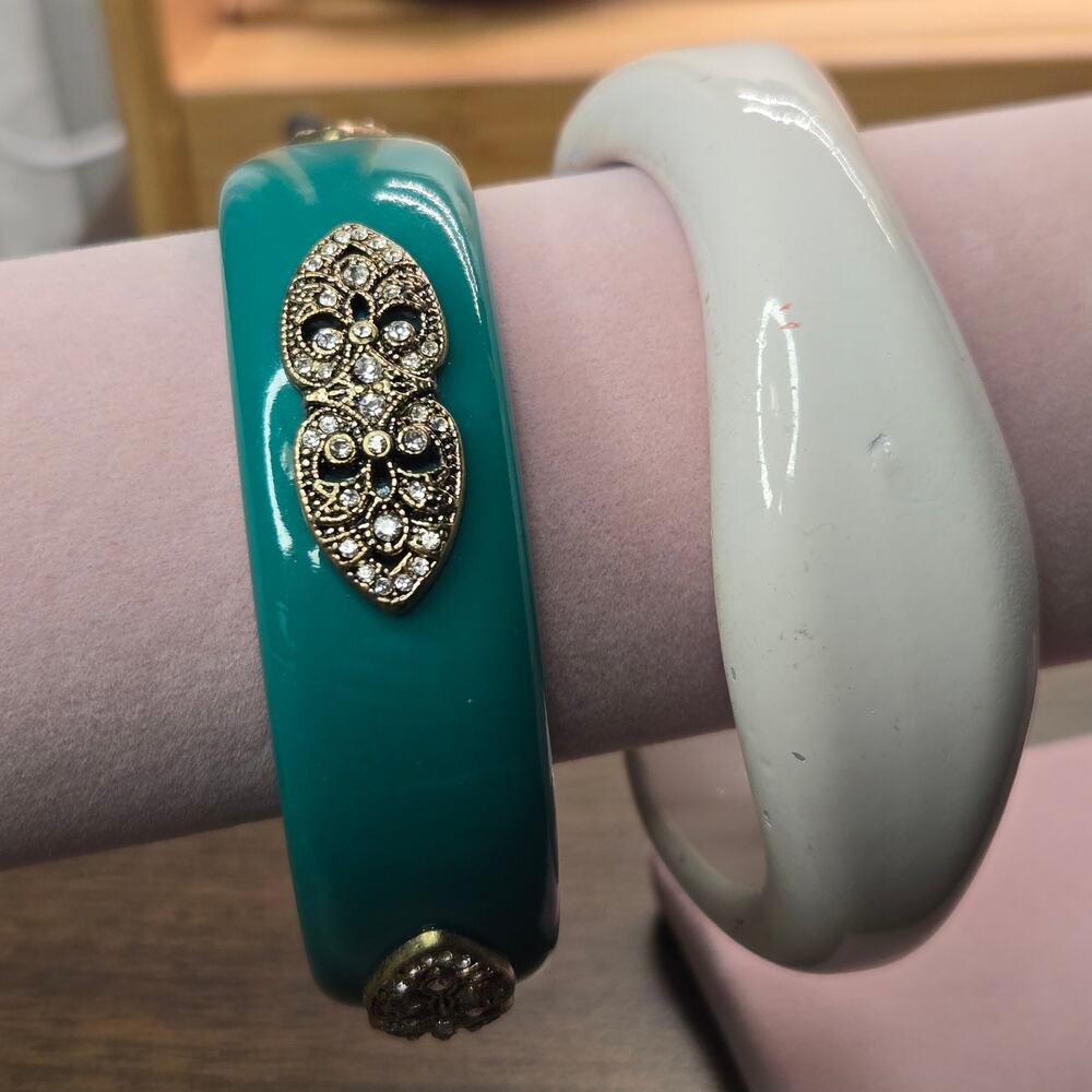 Premier Designs Turquoise Bangle Rhinestone Medallion White Ceramic Bracelet Set
